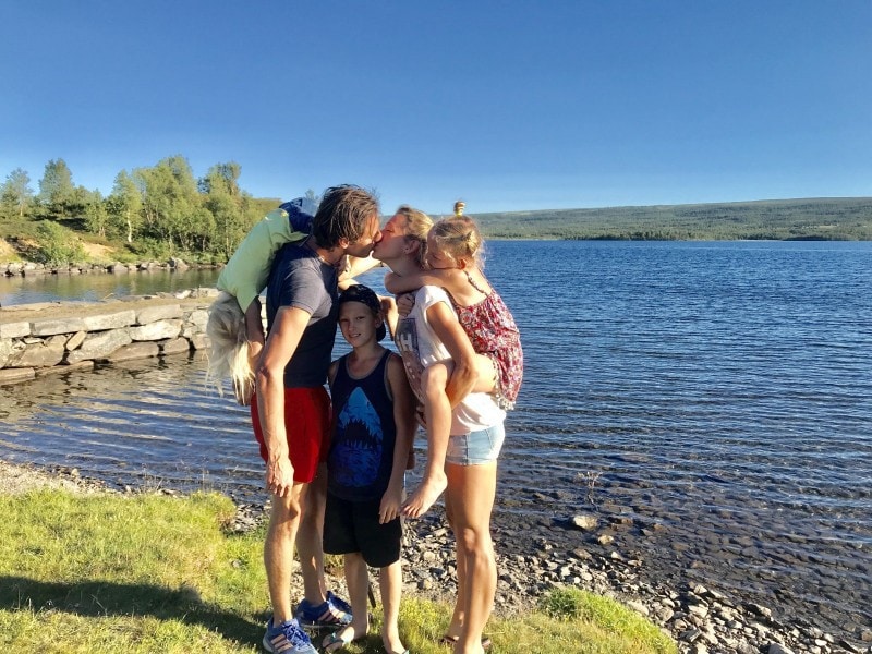 Familie auf Weltreise CASAMUNDO Europareise Norwegen Familienfoto