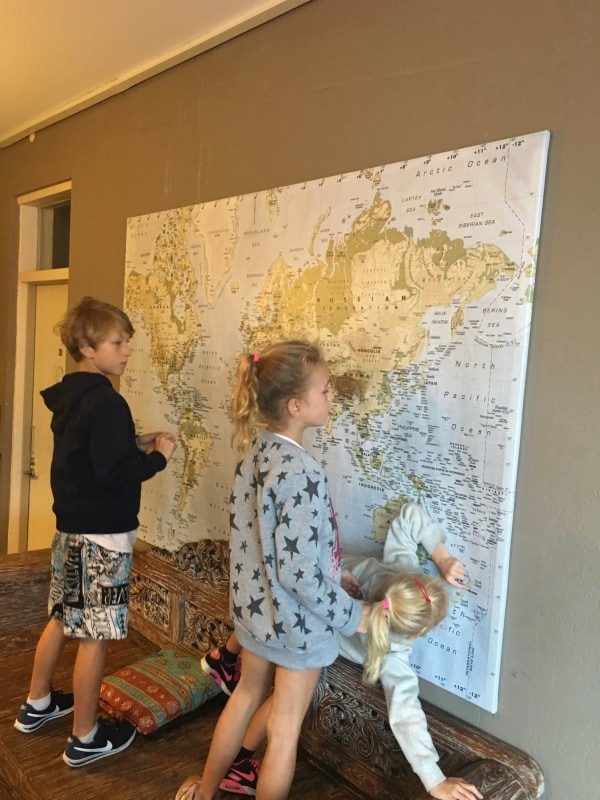 Familie auf Weltreise Kinder vor der Weltkarte