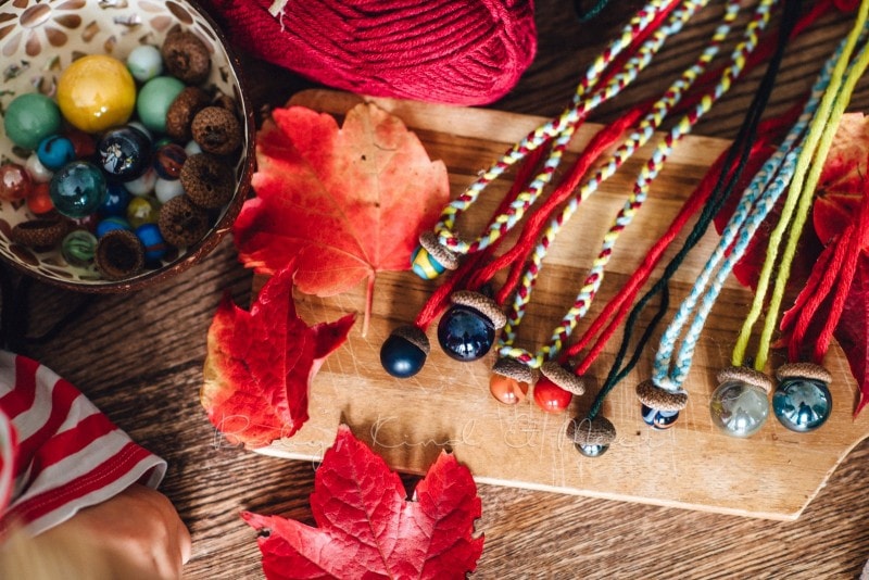 Herbst Bastelidee DIY Murmelketten aus Eicheln 10