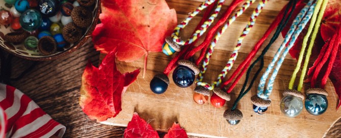 Herbst Bastelidee DIY Murmelketten aus Eicheln 12
